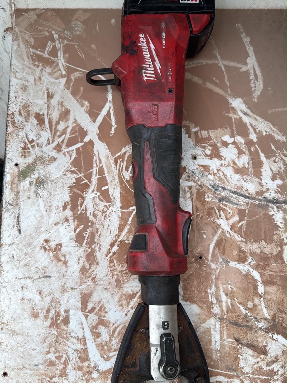 Milwaukee M18 FORCE LOGIC Cable Cutter with M18 XC5.0 Battery